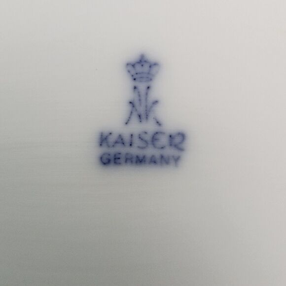 AK Kaiser Bisque Vase LADY ON BENCH Romantic Pastoral Scene Signed M.Frey 0316 - Picture 9 of 15